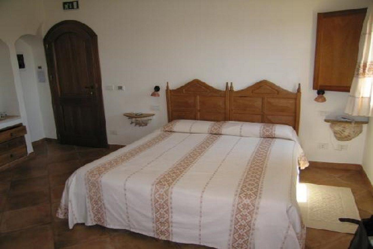 Hotel Arathena San Pantaleo Ngoại thất bức ảnh